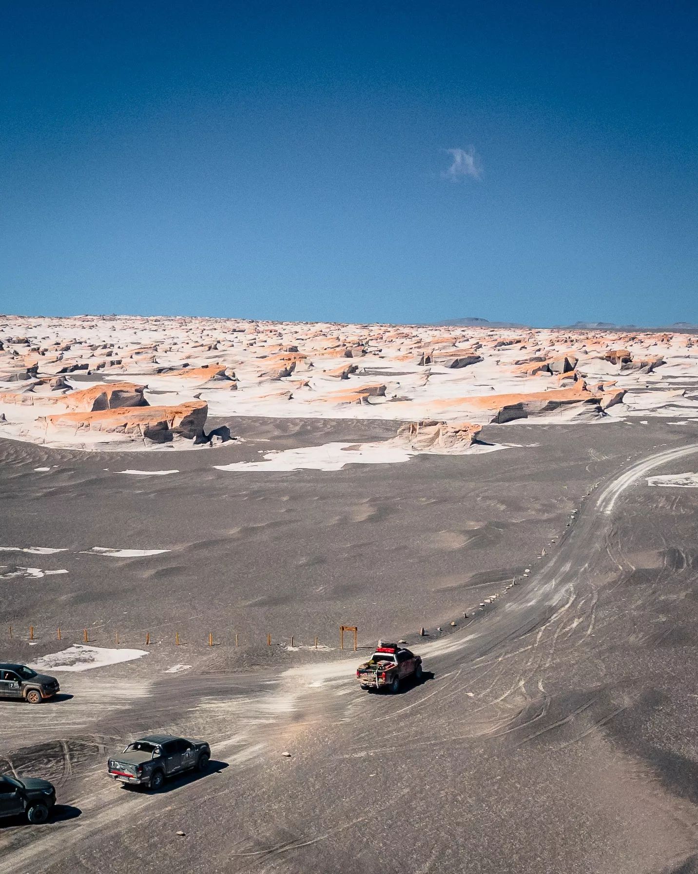 Convoy en campo volcánico