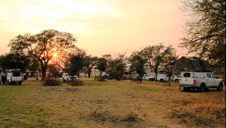 Campamento al atardecer